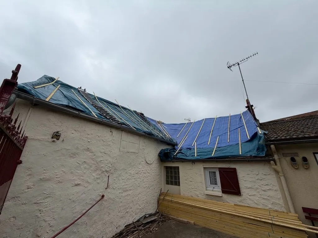 Bâchage d’urgence d’une toiture par Maison Dallau à Ablis
