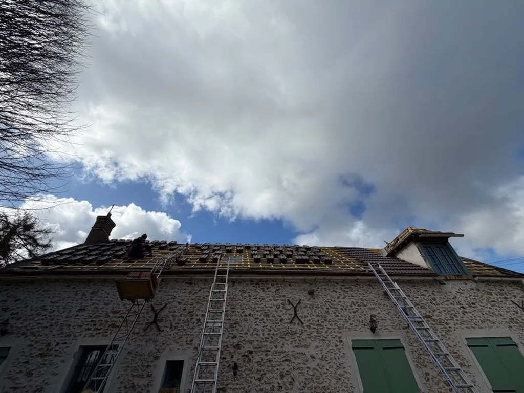 Toiture découverte laissant apparaître la charpente lors d’un chantier Maison Dallau