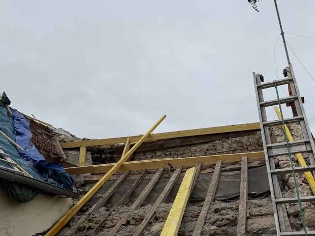 Charpente de toiture mise à nu lors d’un chantier Maison Dallau