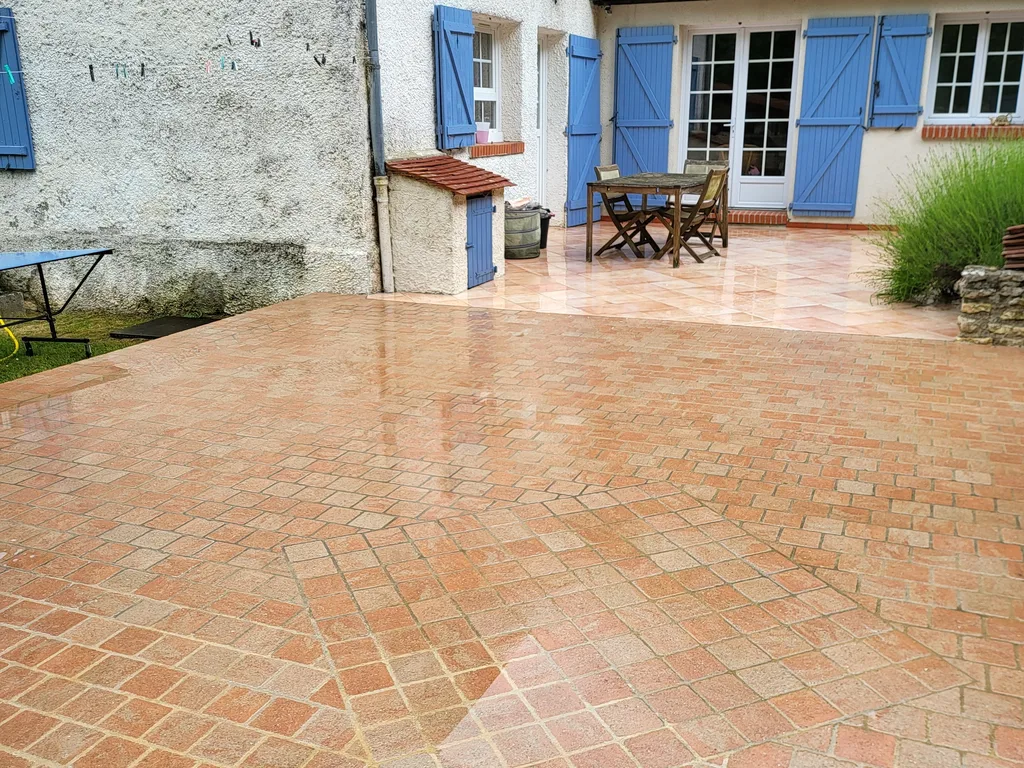 Allée pavée nettoyée par Maison Dallau à Épernon