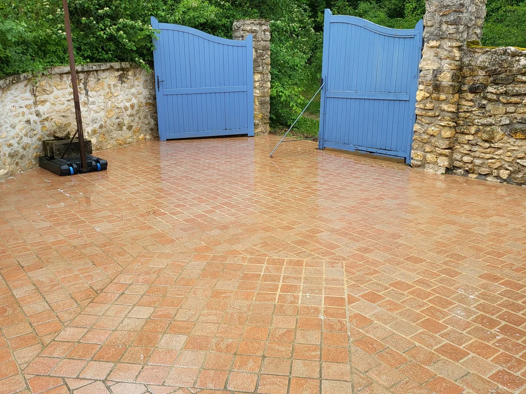 Cour et allées nettoyées par Maison Dallau à Ablis