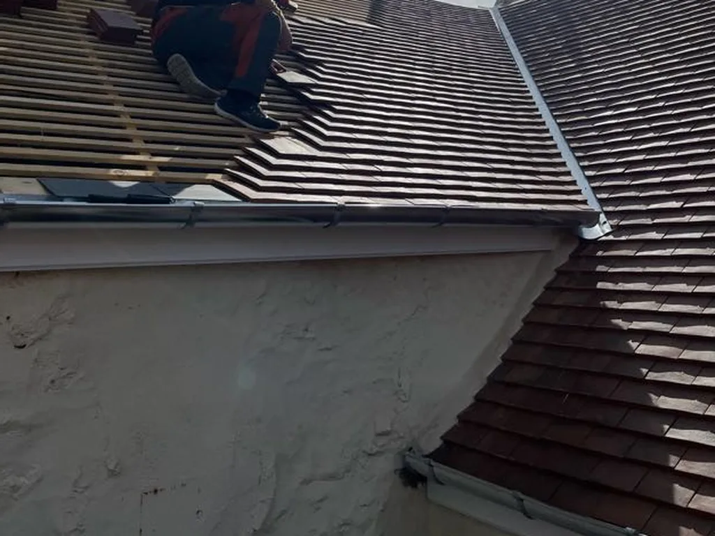 Couvreurs Maison Dallau posant une couverture en tuiles