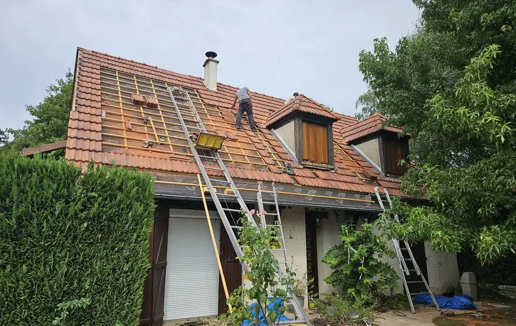 Chantier de rénovation de toiture par Maison Dallau dans l’Essonne