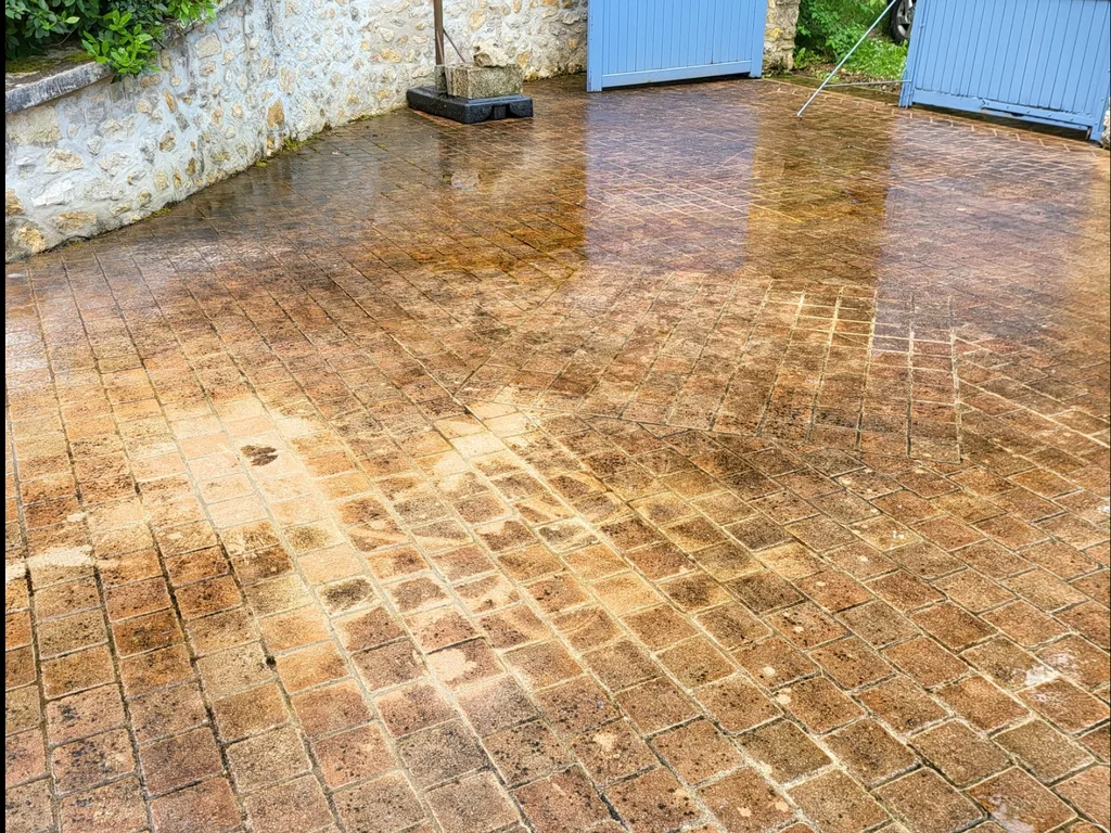 Nettoyage d’allées pavées par Maison Dallau dans le Loiret