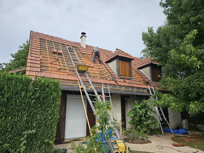 Chantier de toiture mené par Maison Dallau dans le Loiret