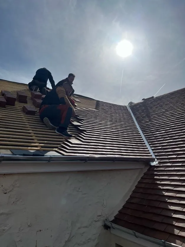 Couvreur Maison Dallau réparant une toiture à Épernon