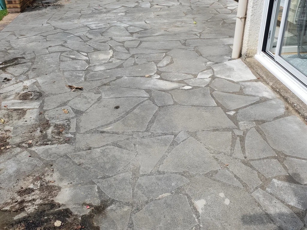 Terrasse en pierre encrassée avant nettoyage par Maison Dallau
