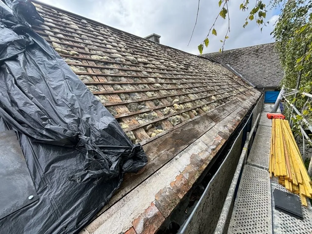 Toiture bâchée en attente de réparation par Maison Dallau près d’Ablis